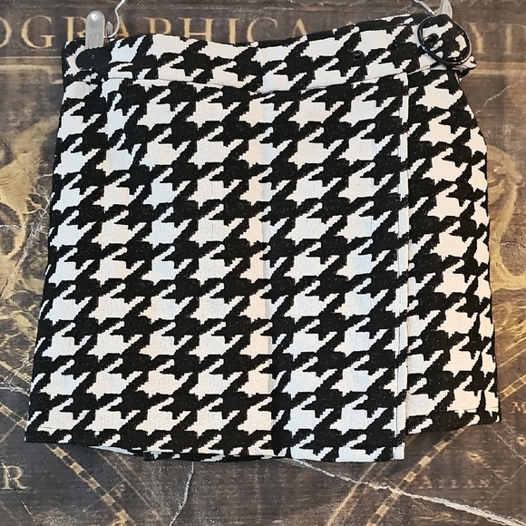 Forever 21 Dresses & Skirts - Forever 21 Black and White Asymmetrical Pencil Skirt